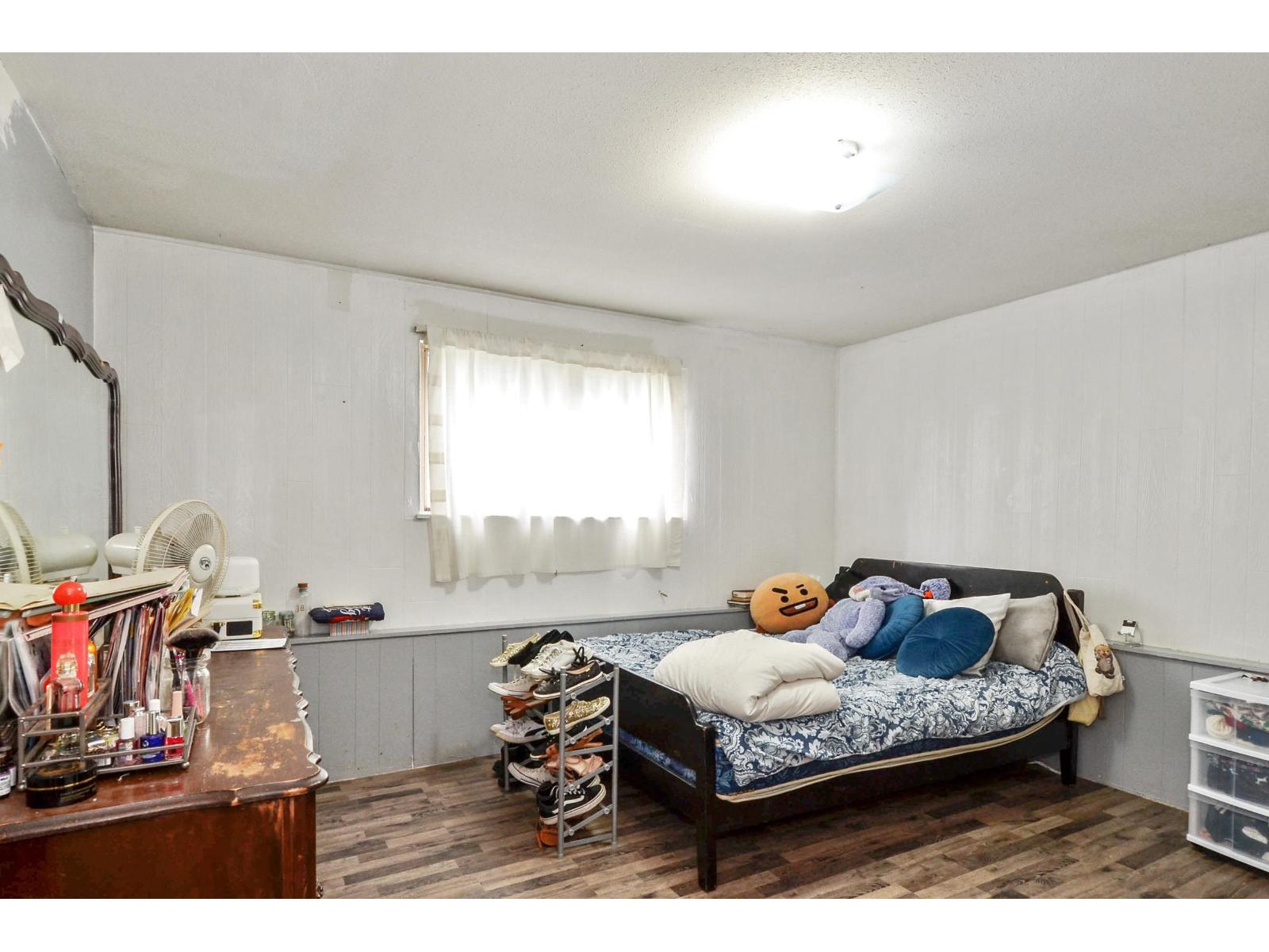 2058-2060 156 Street Property Photo 11