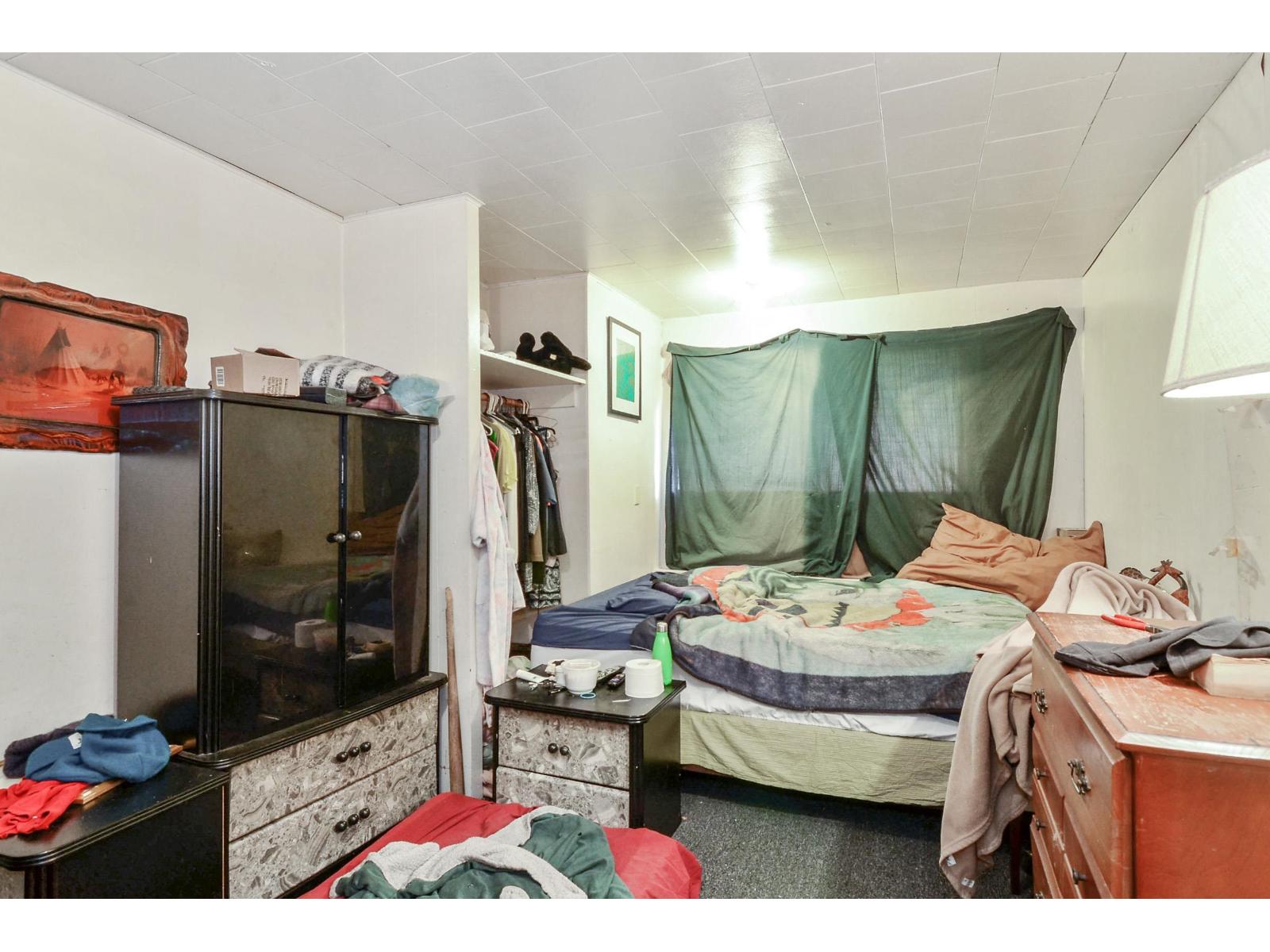 2058-2060 156 Street Property Photo 22