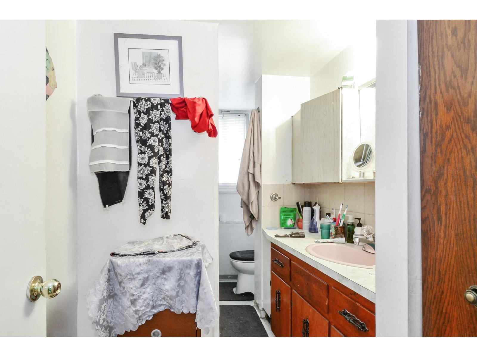2058-2060 156 Street Property Photo 24