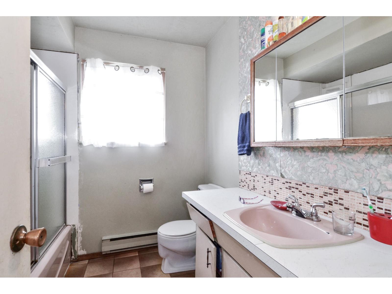 2058-2060 156 Street Property Photo 33