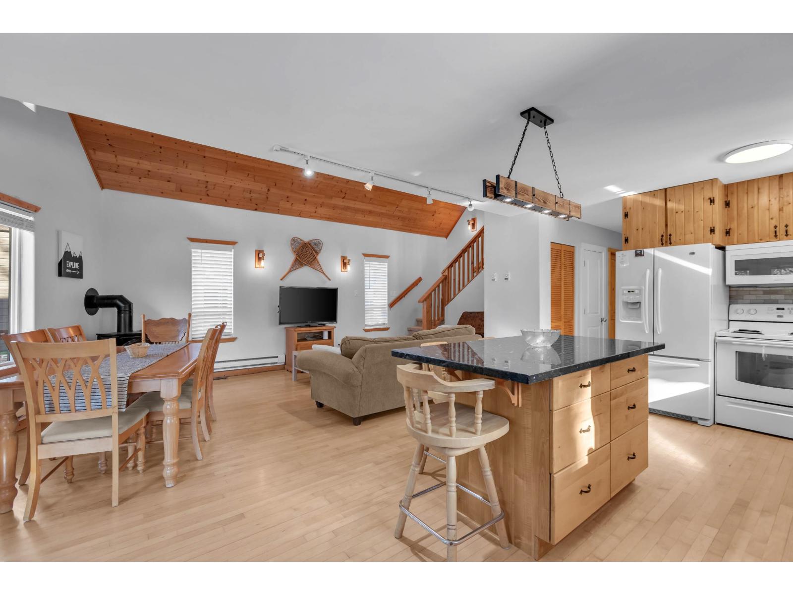 47075 Snowmist Drive Property Photo 4
