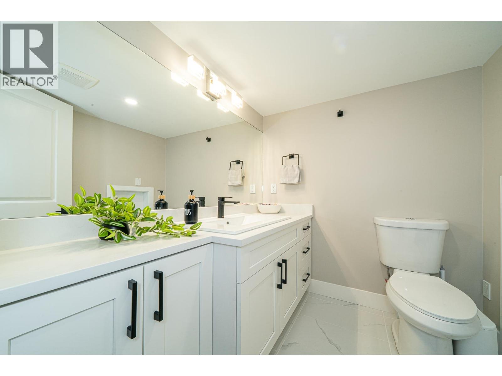 880 Jefferson Avenue Property Photo 6