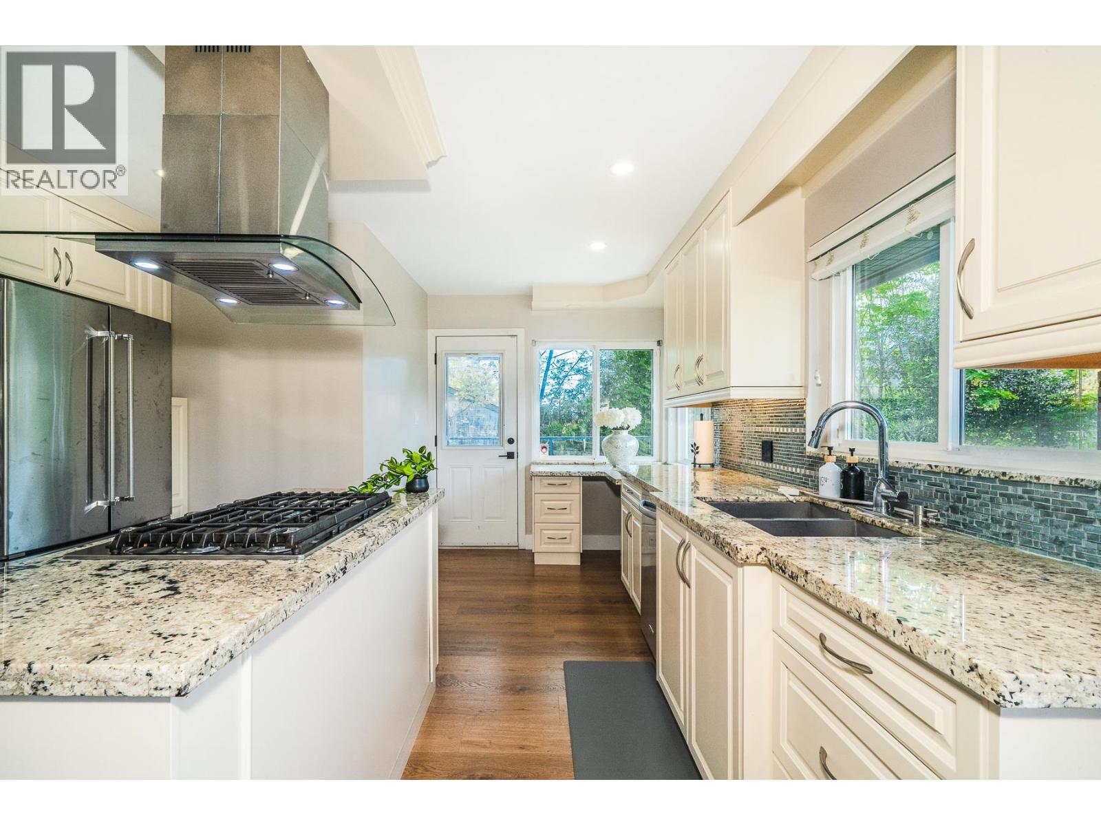 880 Jefferson Avenue Property Photo 14