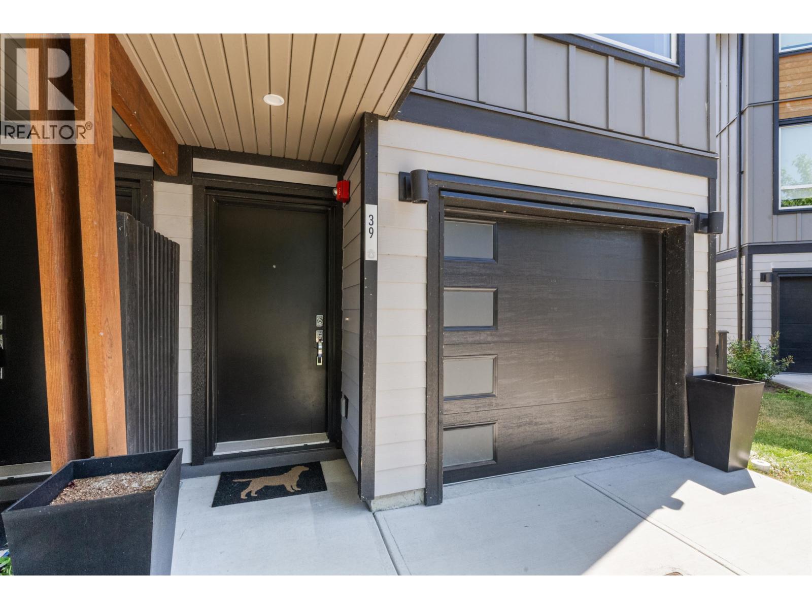 39 4292 Wolf Way Property Photo 2