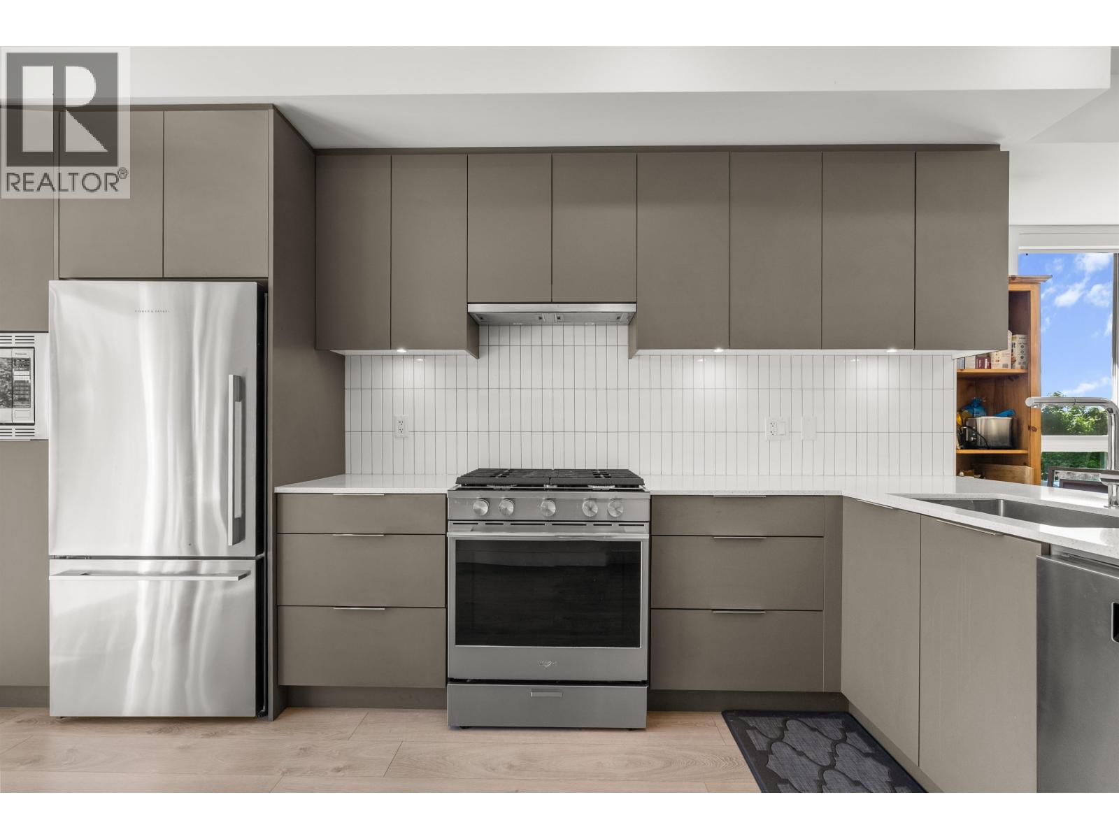 39 4292 Wolf Way Property Photo 3