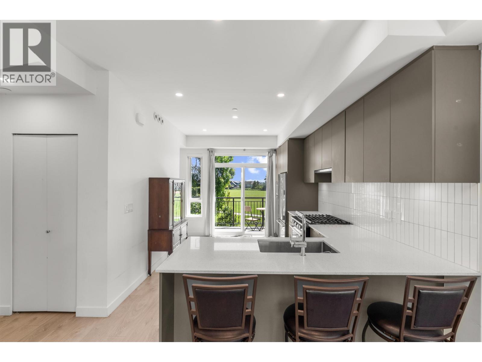 39 4292 Wolf Way Property Photo 4