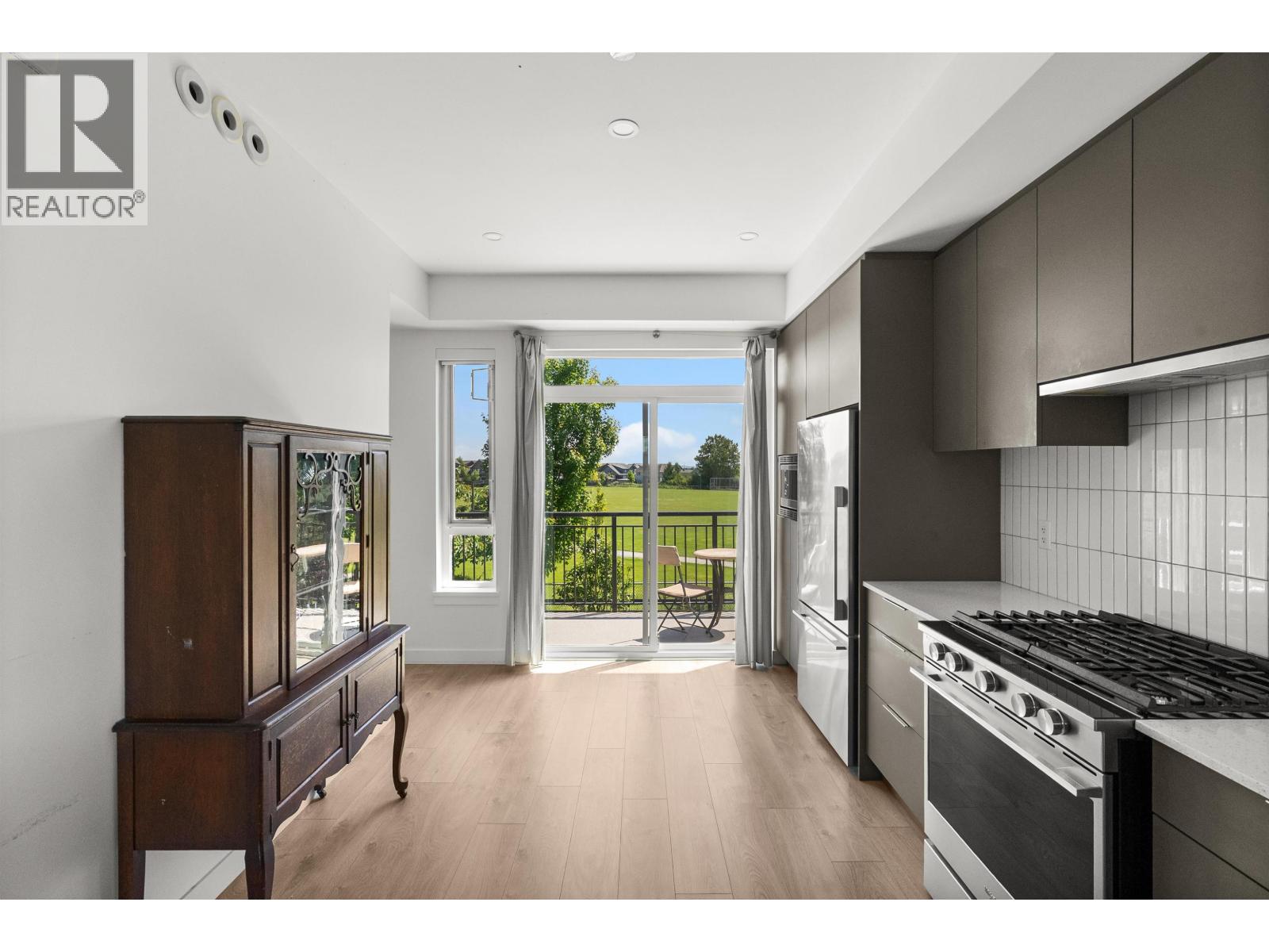 39 4292 Wolf Way Property Photo 5