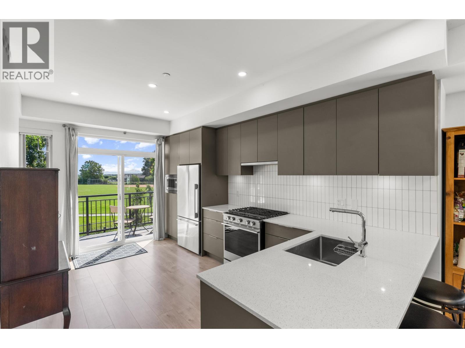 39 4292 Wolf Way Property Photo 6