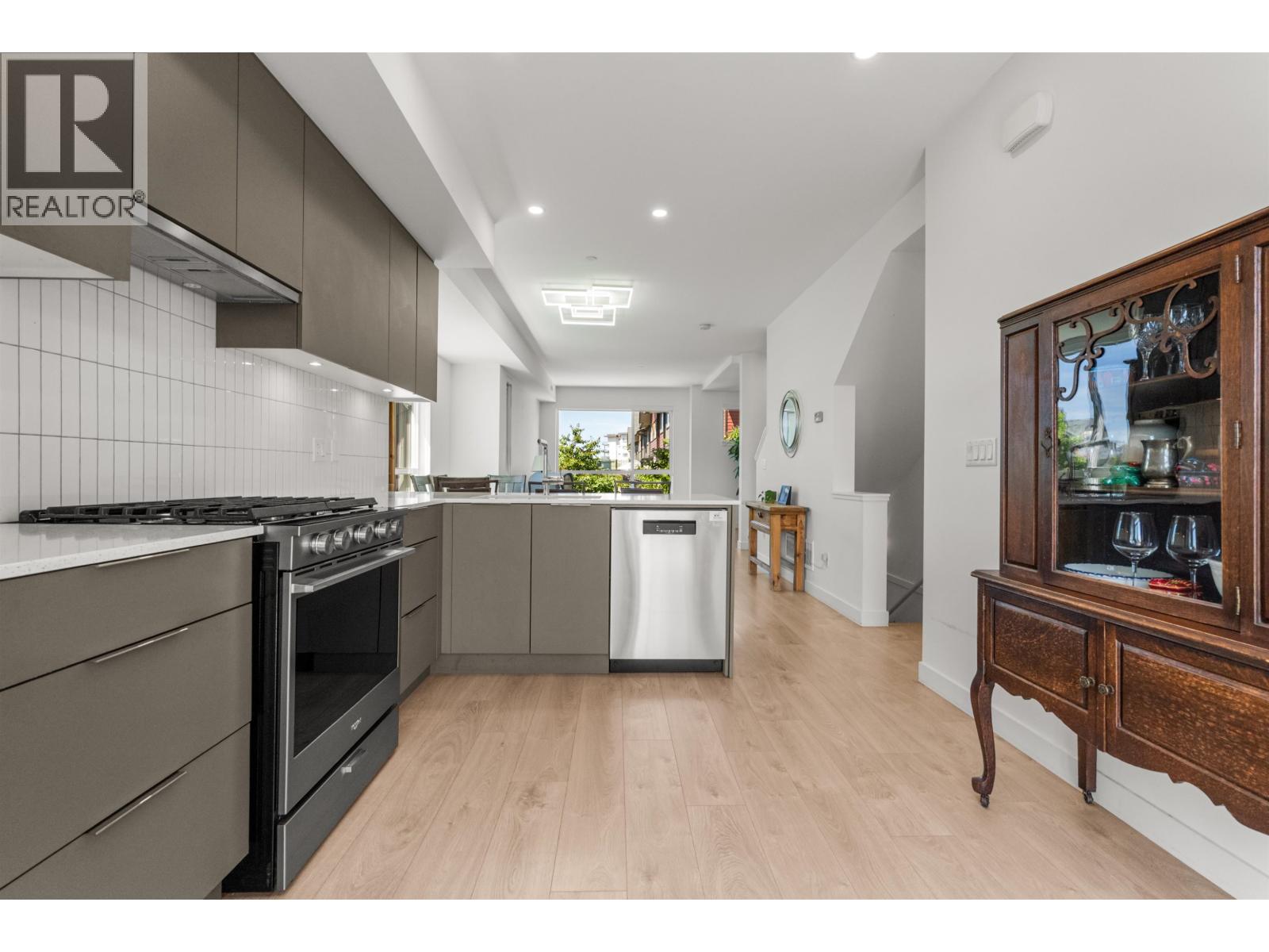 39 4292 Wolf Way Property Photo 13