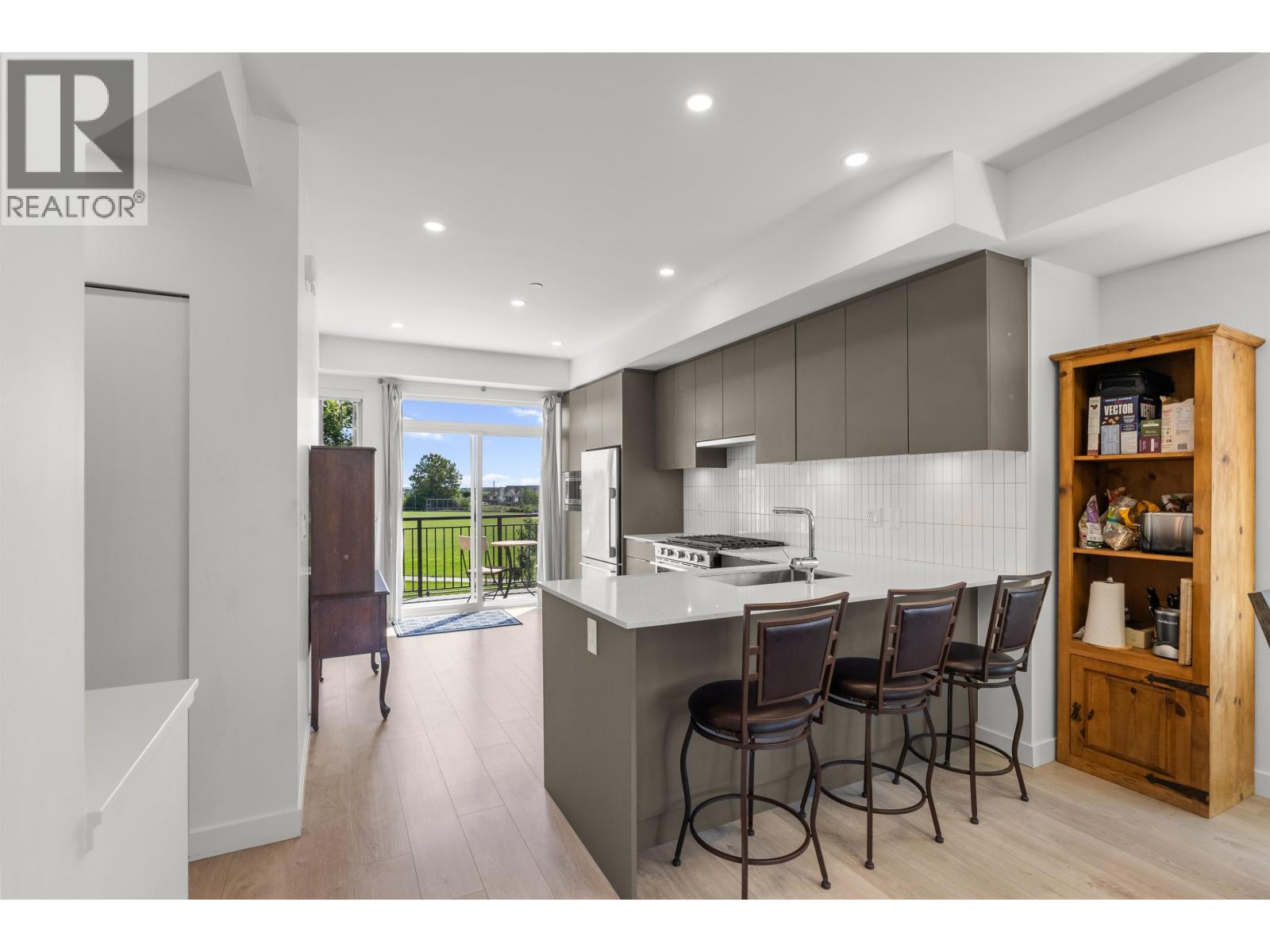 39 4292 Wolf Way Property Photo 14