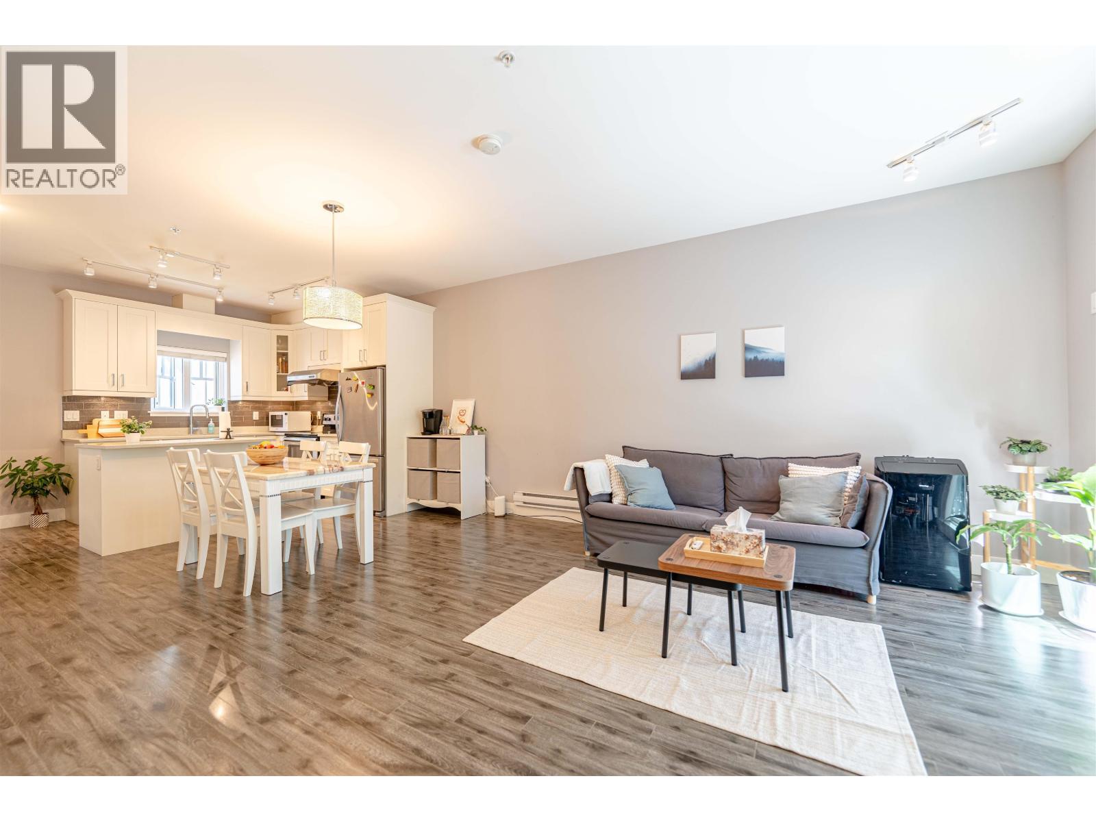 205 2263 TRIUMPH STREET