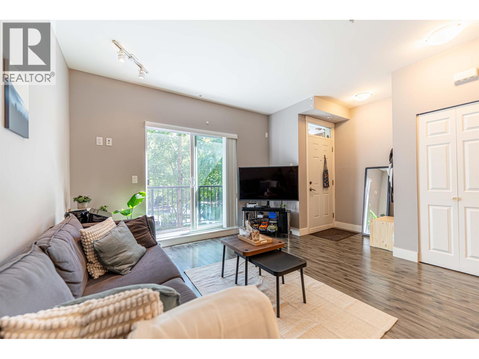 205 2263 Triumph Street Property Photo 3