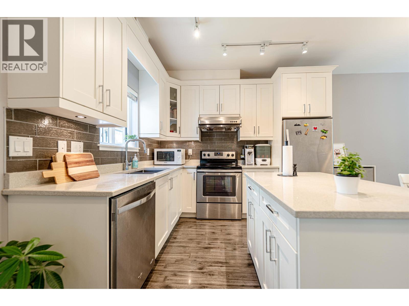 205 2263 Triumph Street Property Photo 12