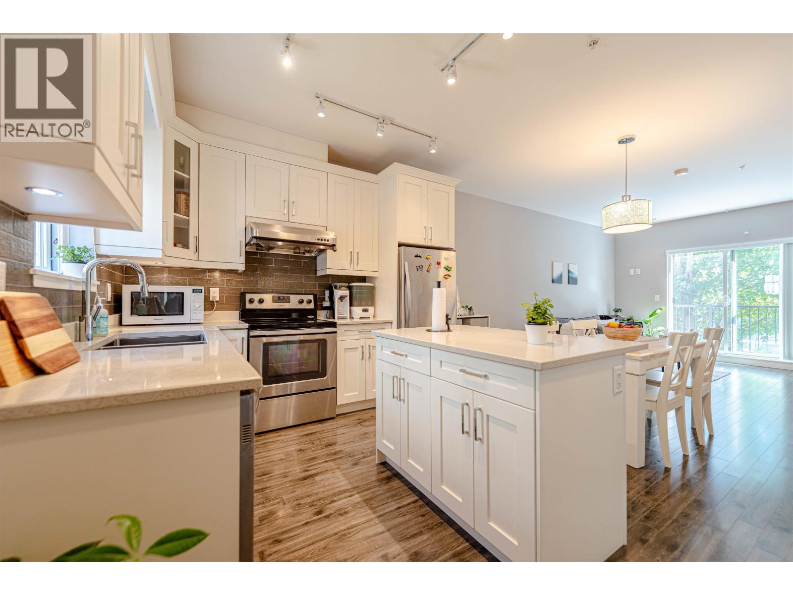 205 2263 Triumph Street Property Photo 13