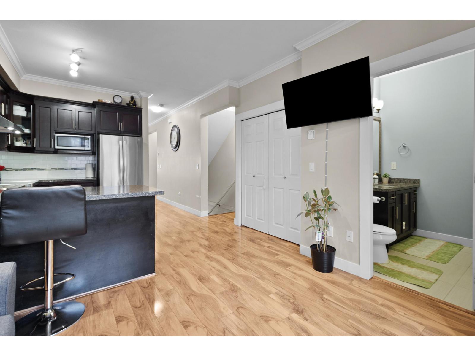 42 9405 121 Street Property Photo 14