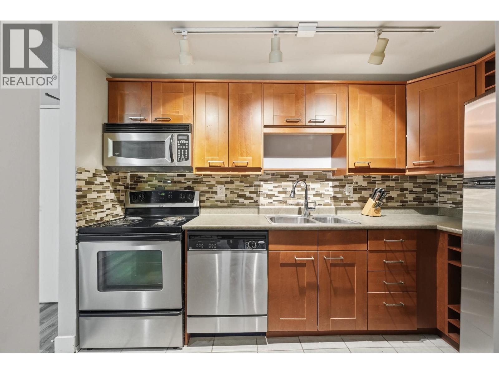 106 423 AGNES STREET Property Photo 1