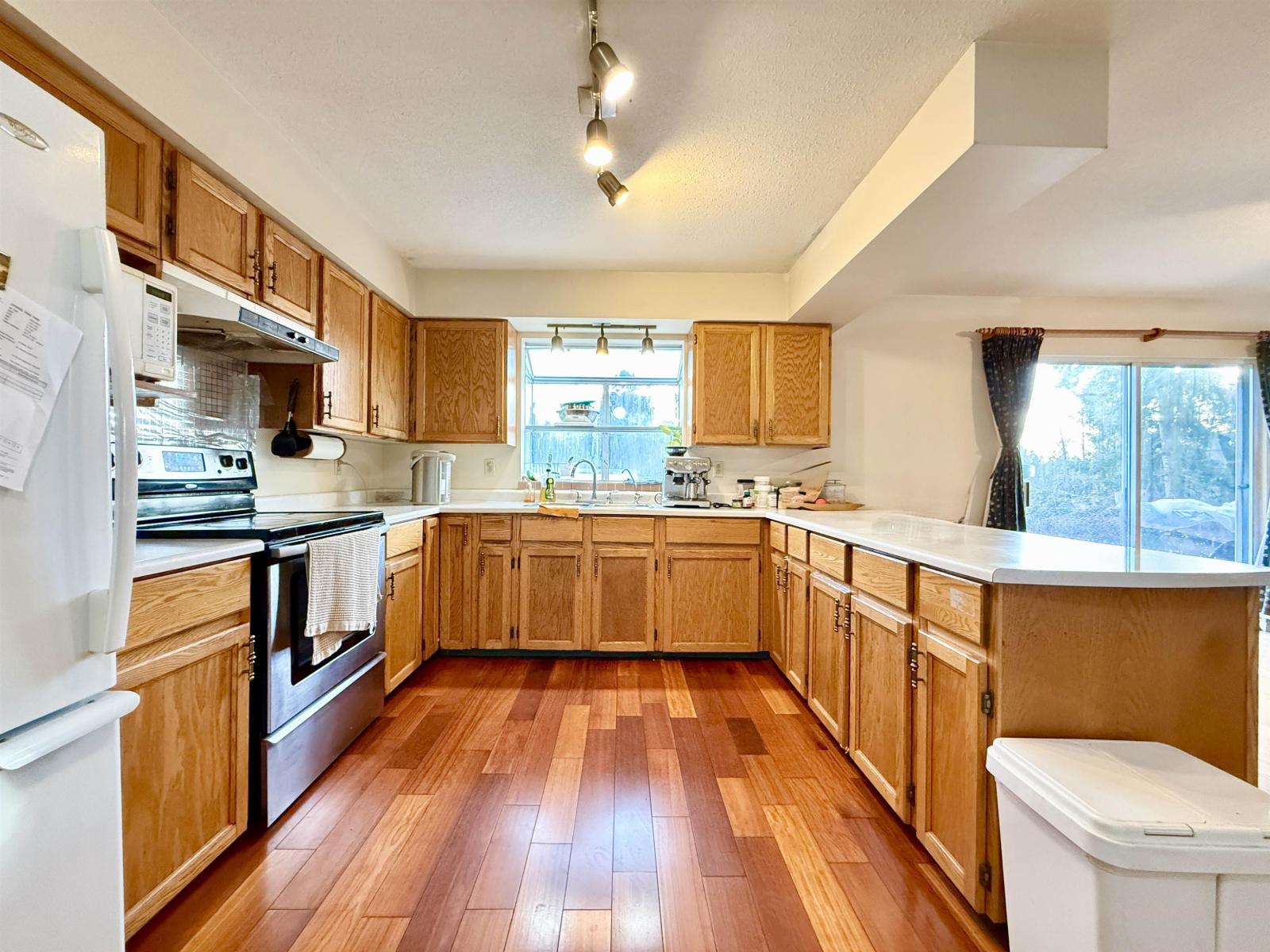 18572 76 AVENUE Property Photo 1