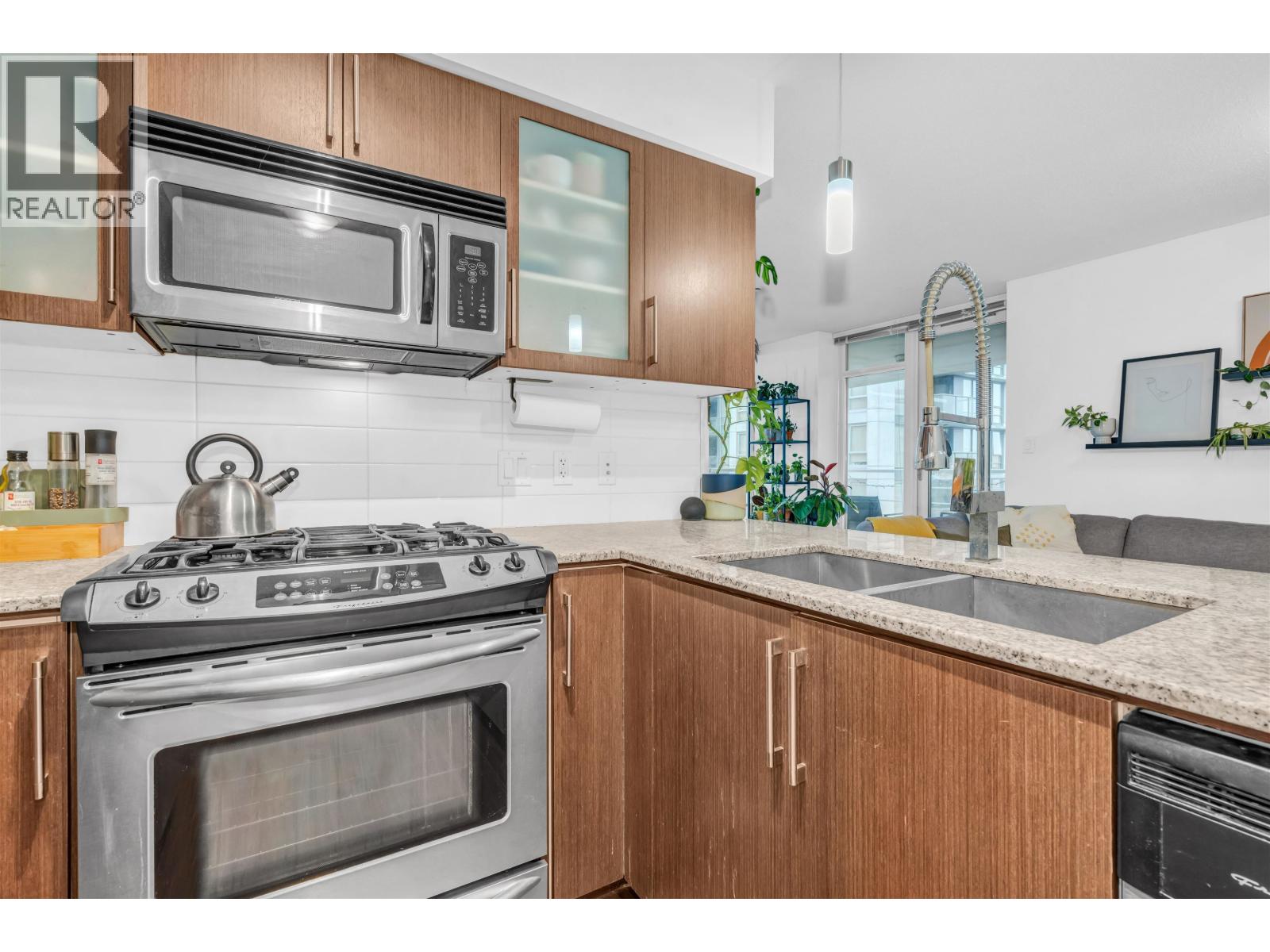 905 8068 Westminster Highway Property Photo 4