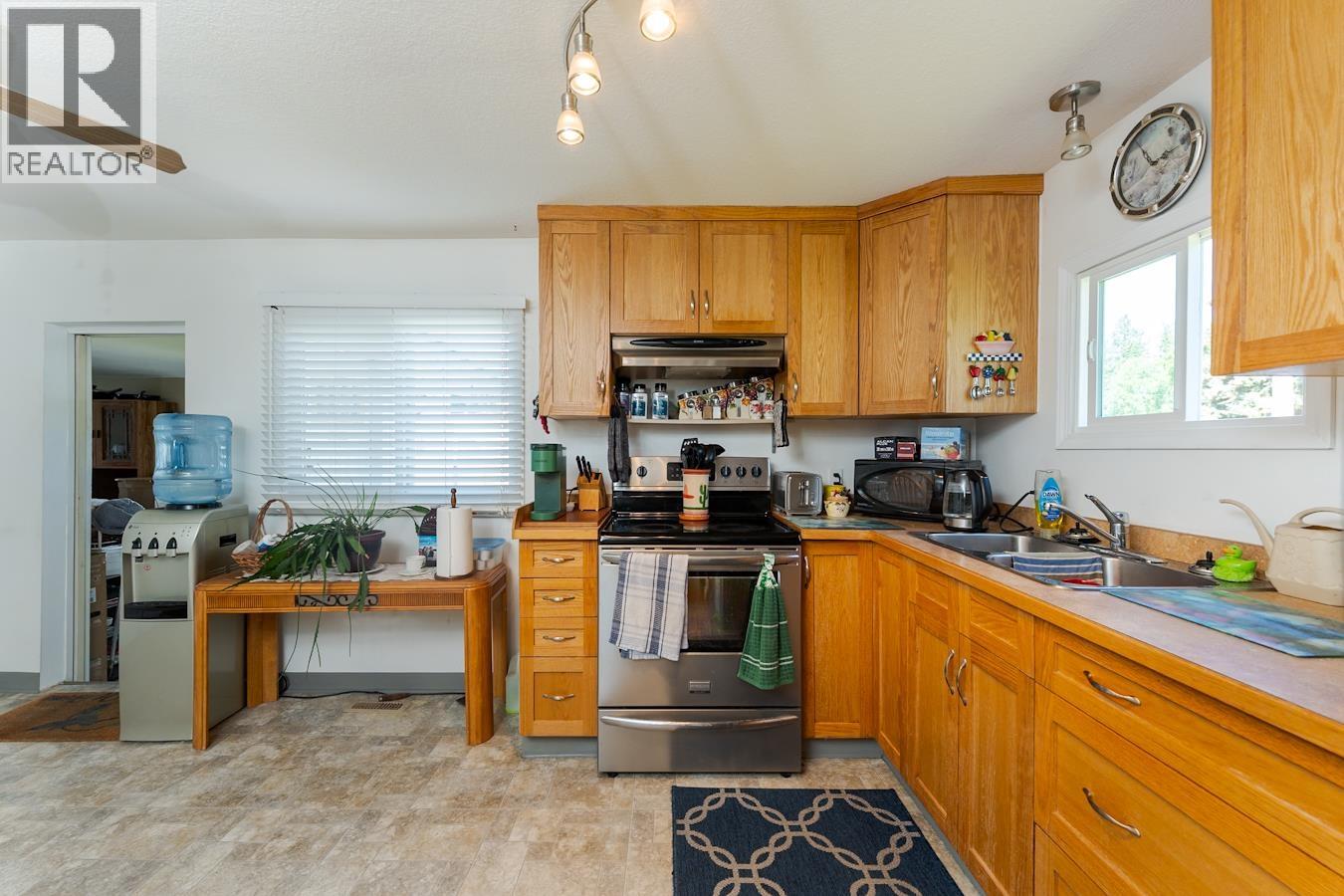 6815 Langer Crescent Property Photo 3