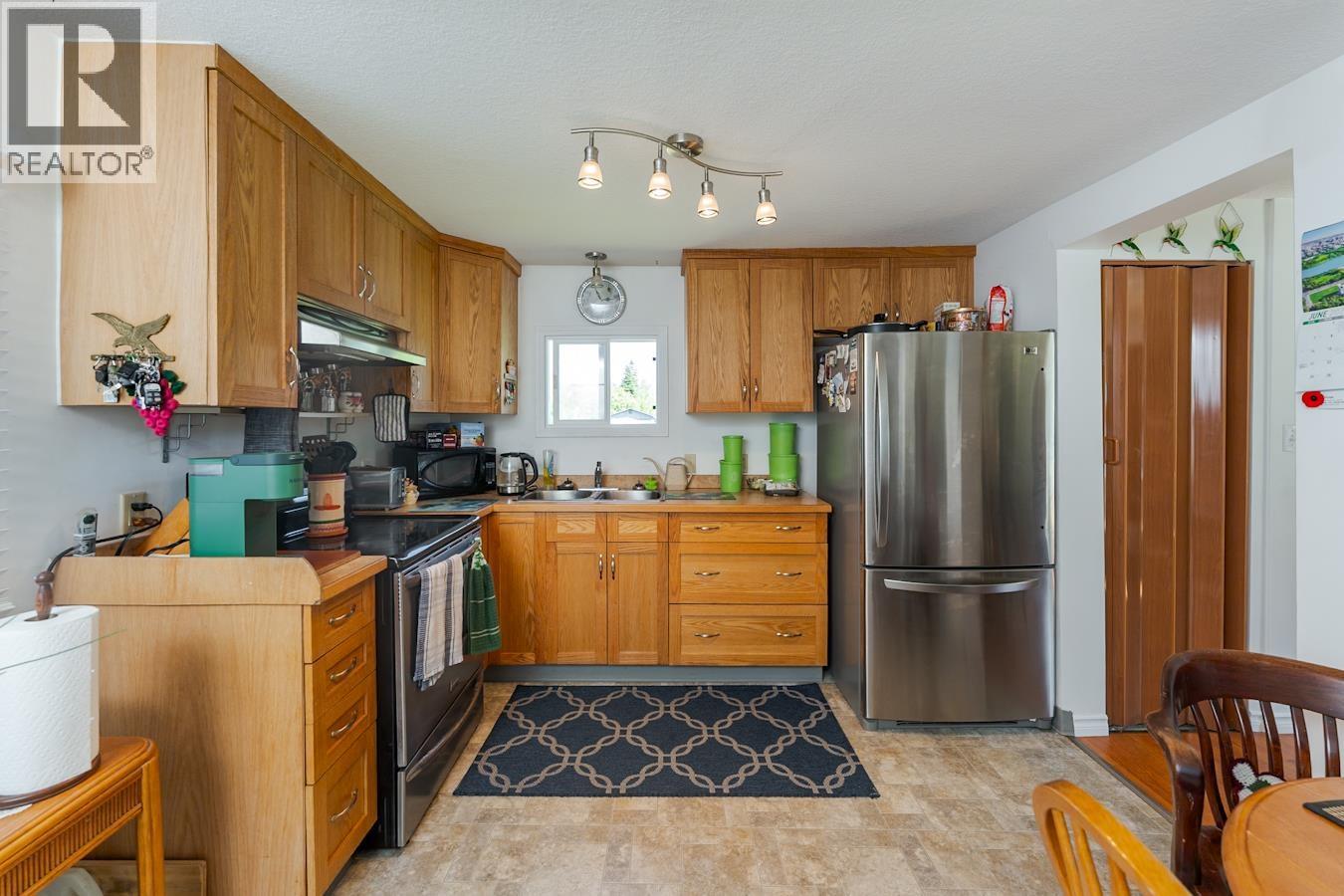6815 Langer Crescent Property Photo 4