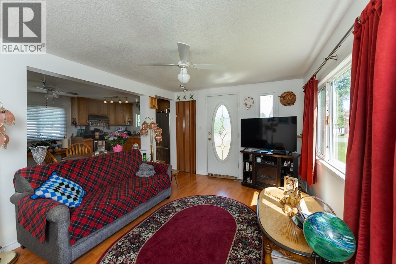 6815 Langer Crescent Property Photo 7
