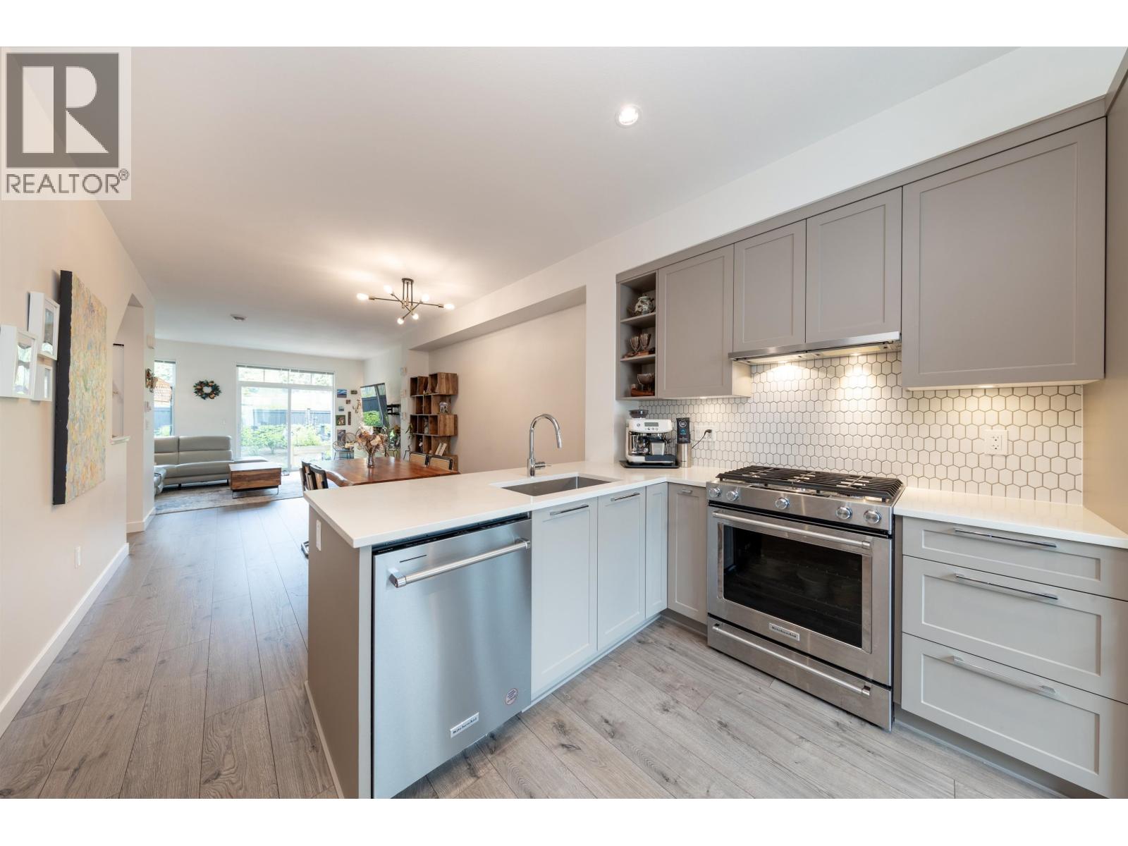 140 3565 Baycrest Avenue Property Photo 16