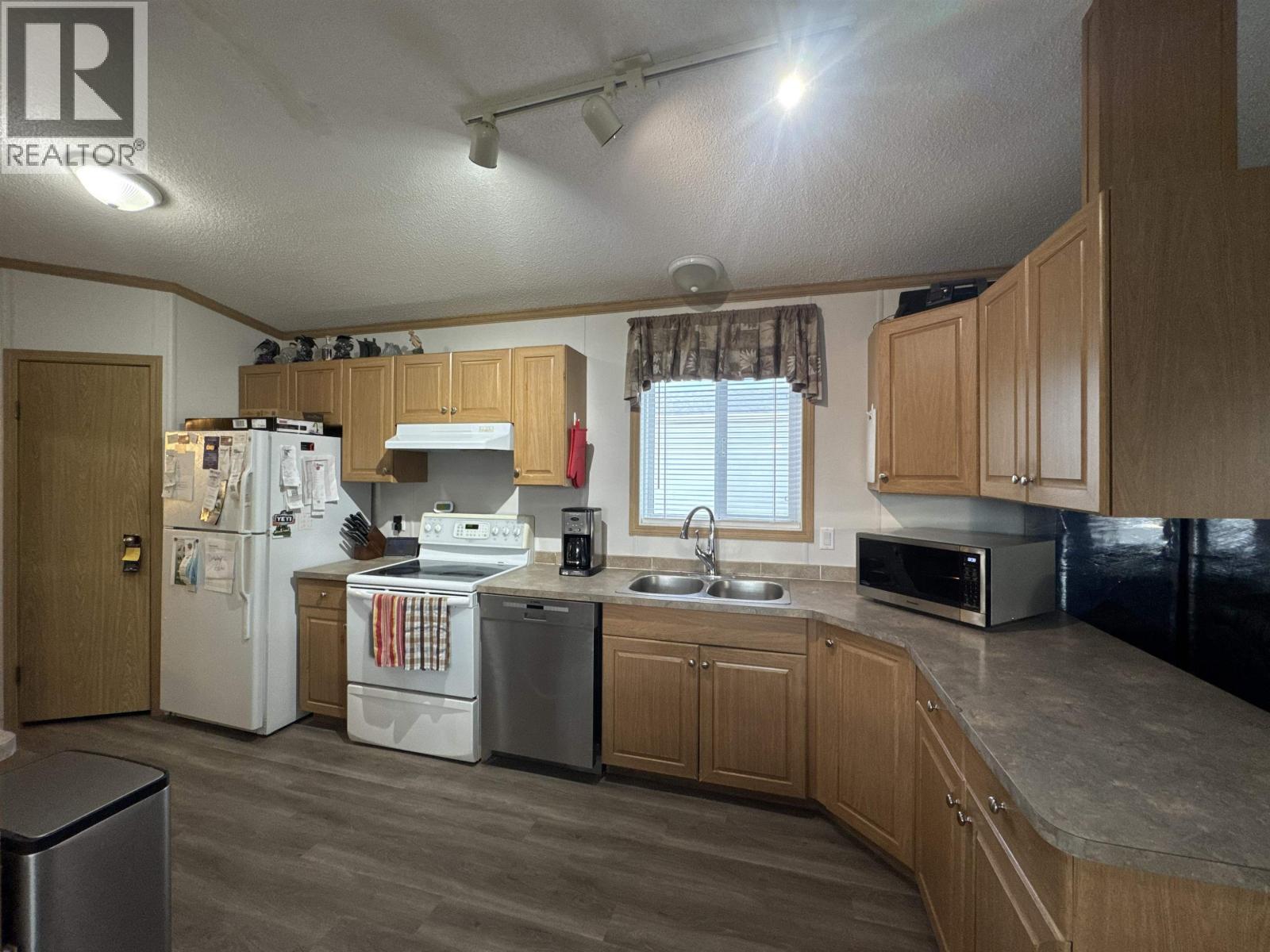 10495 102 Street Property Photo 4