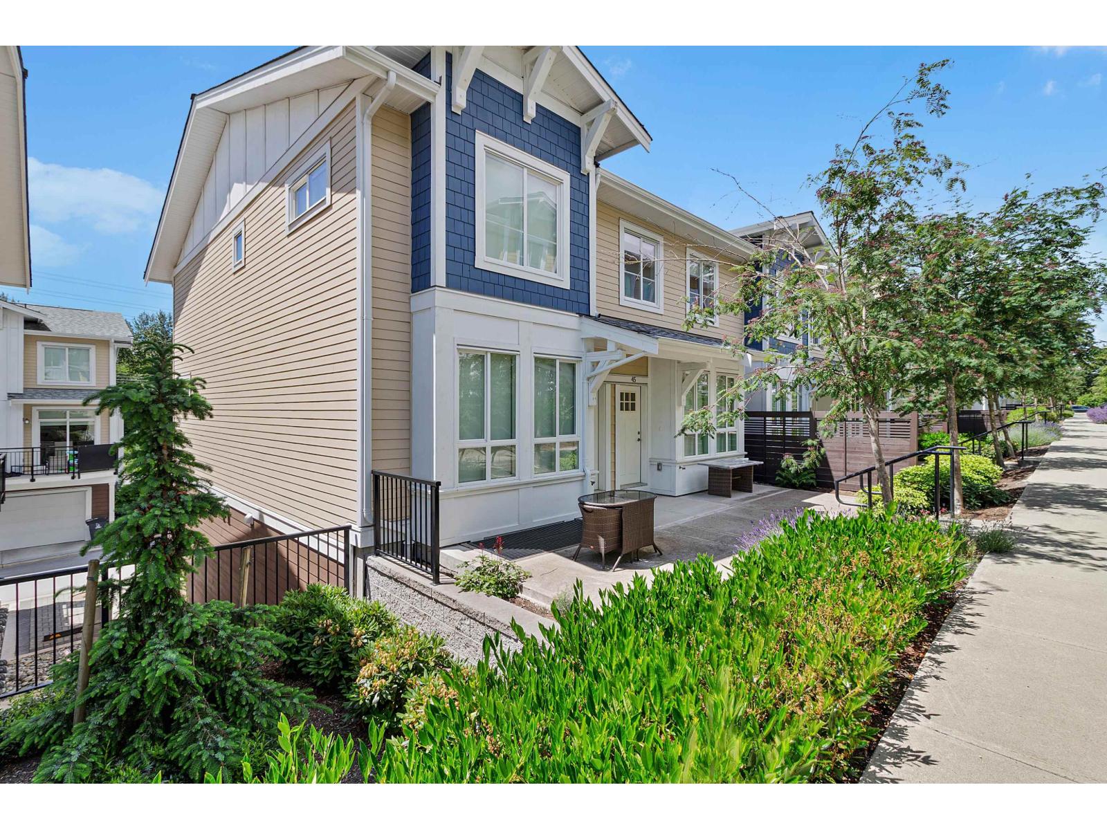 45 16561 17a Avenue Property Photo 2