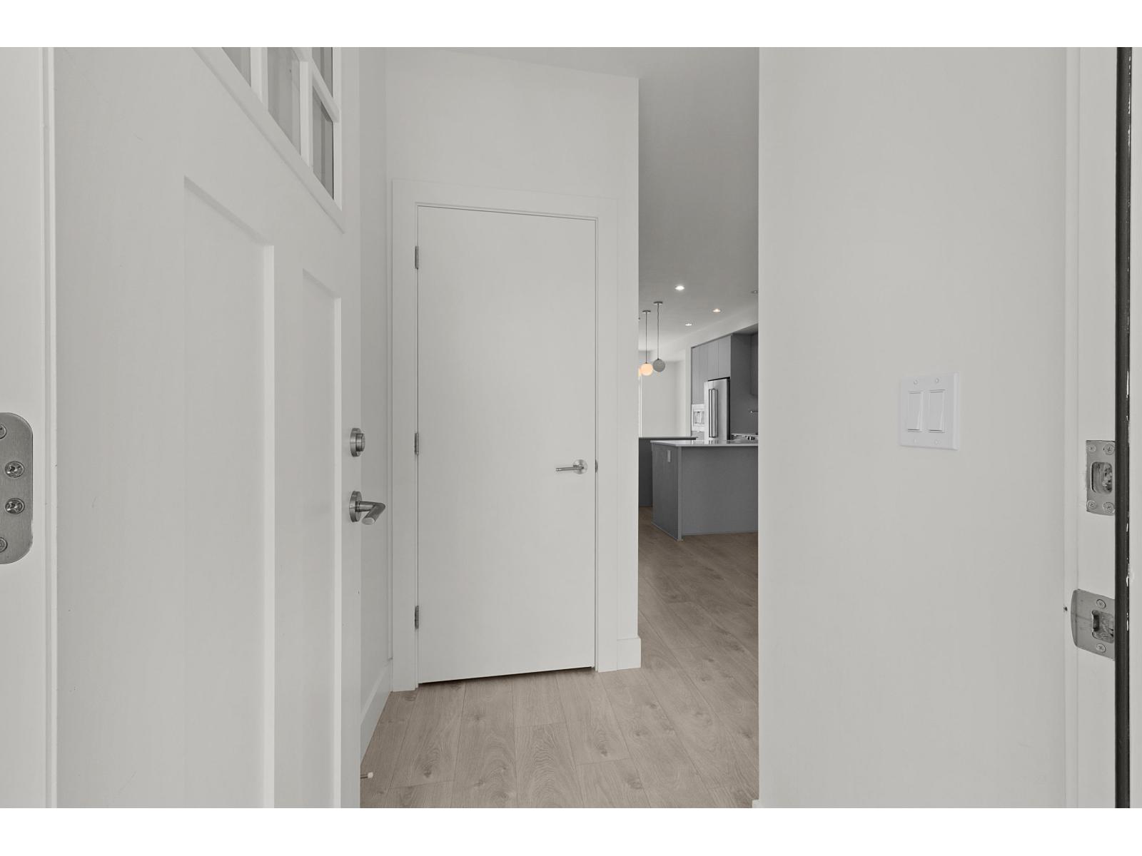 45 16561 17a Avenue Property Photo 6