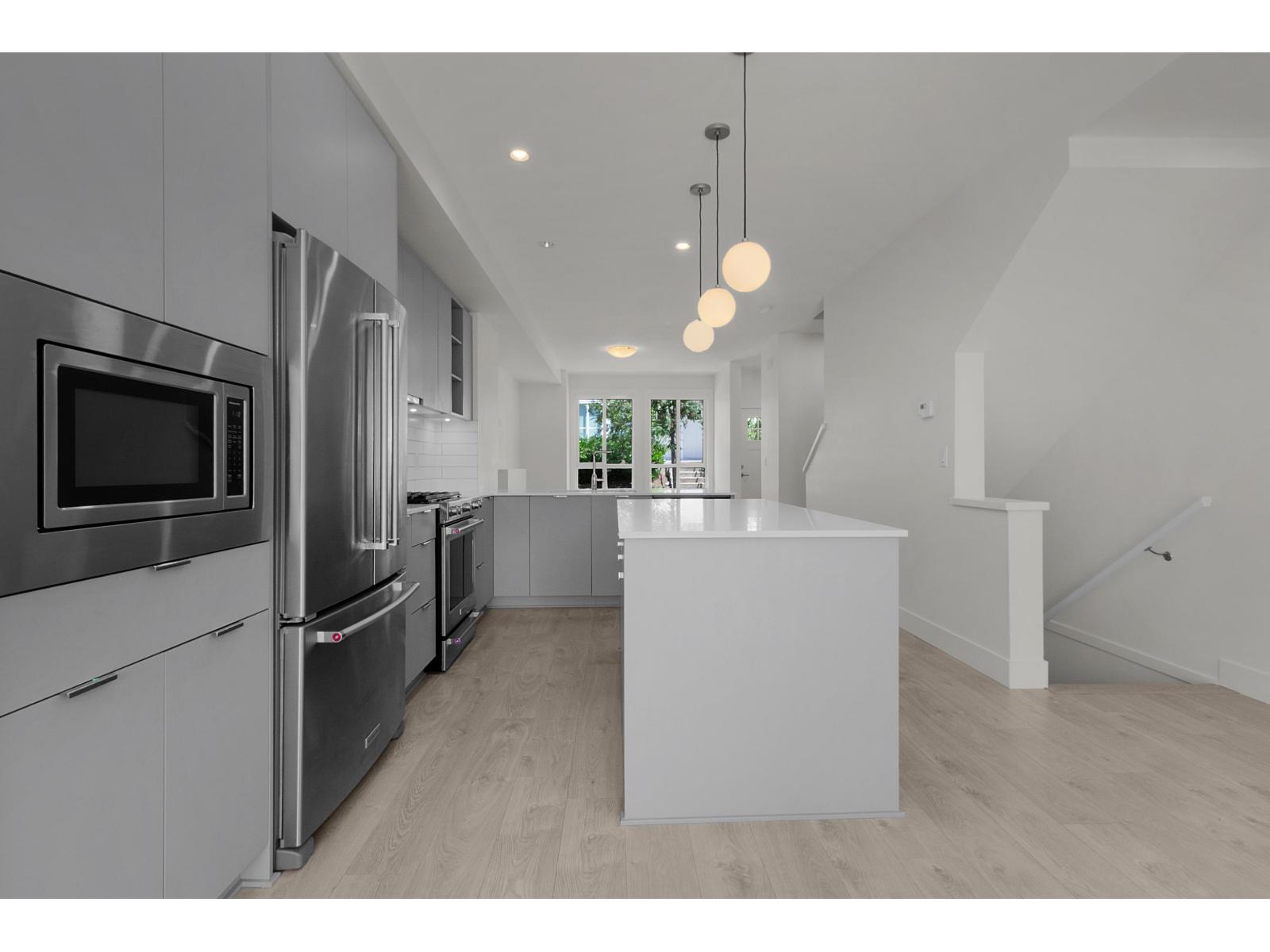 45 16561 17a Avenue Property Photo 14
