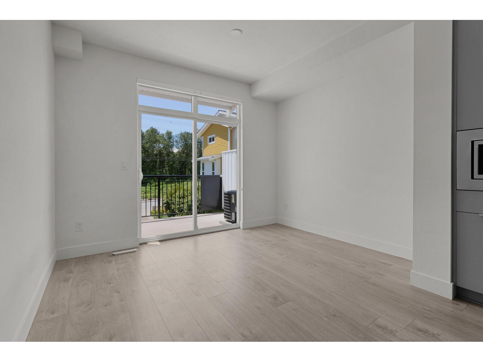 45 16561 17a Avenue Property Photo 16