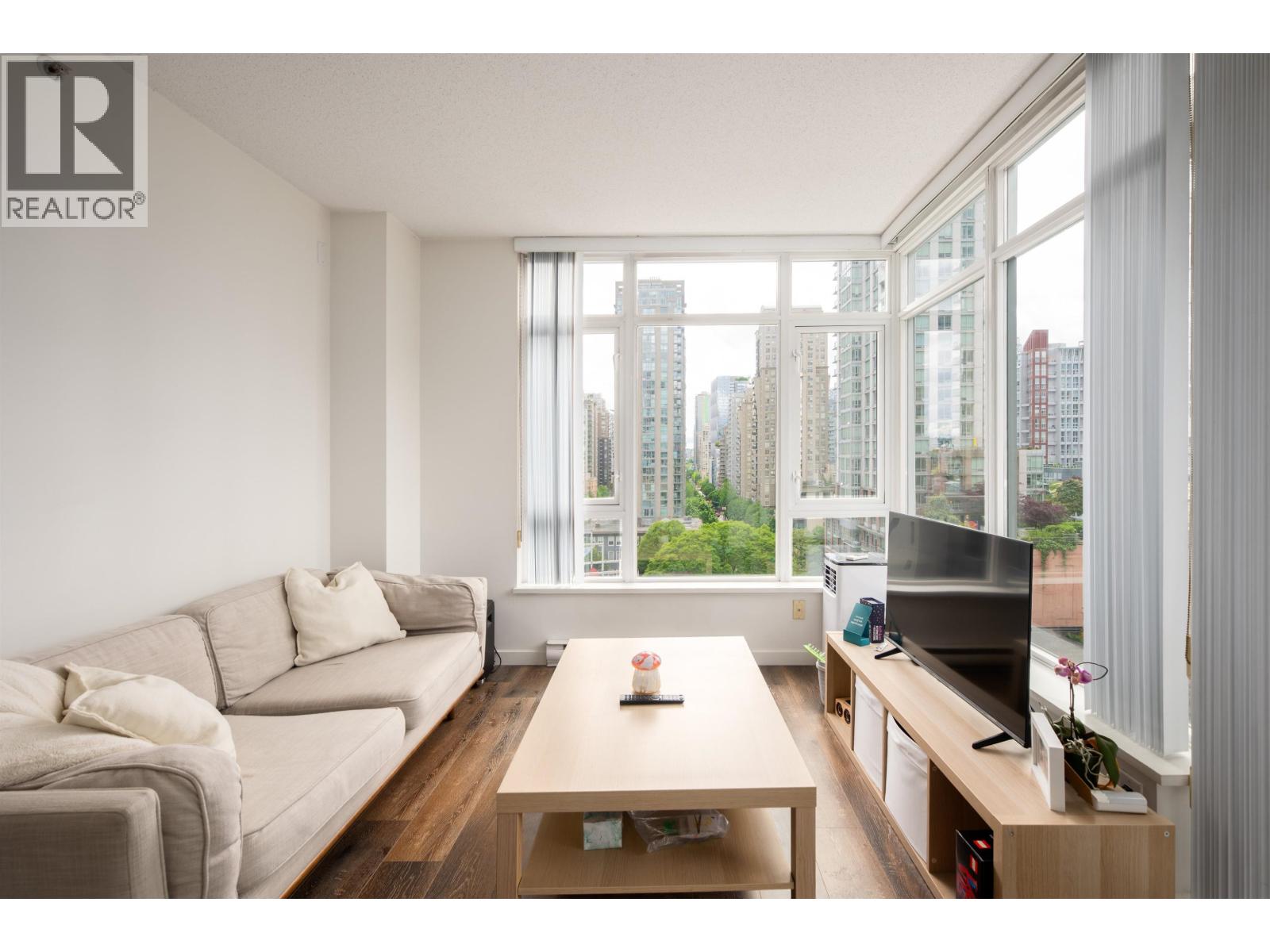 801 480 Robson Street Property Photo 4