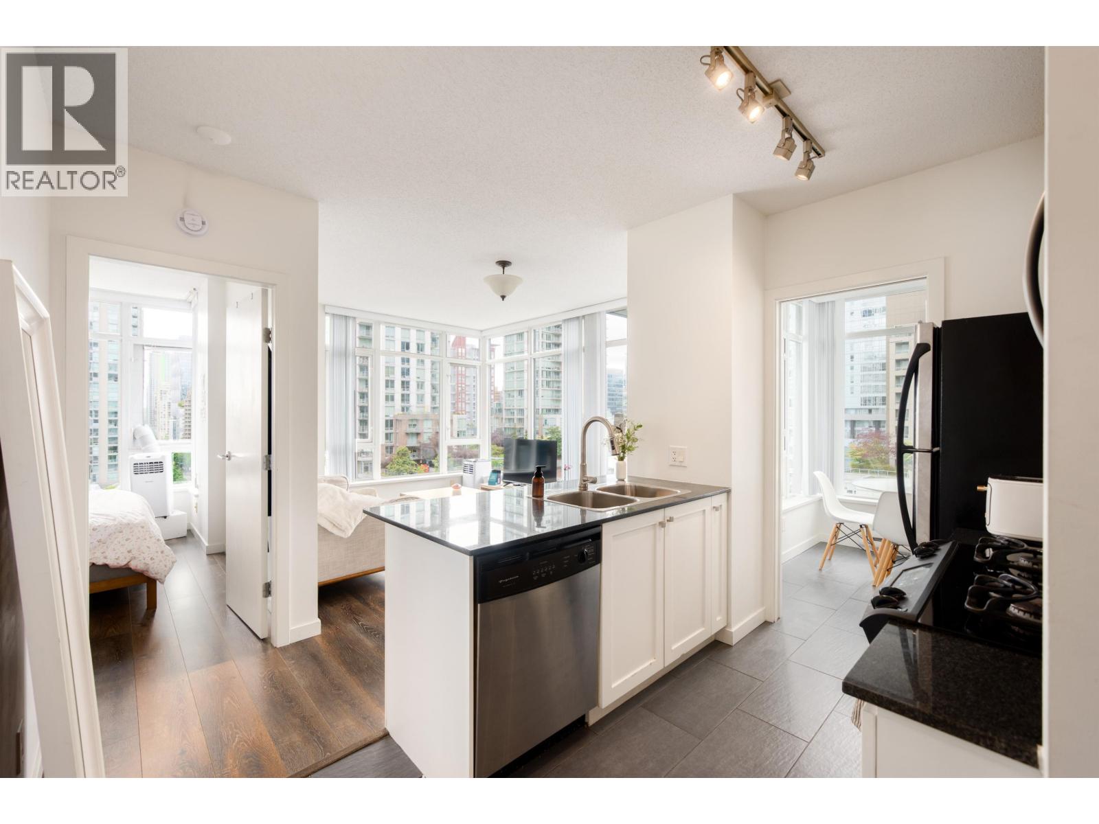 801 480 Robson Street Property Photo 6