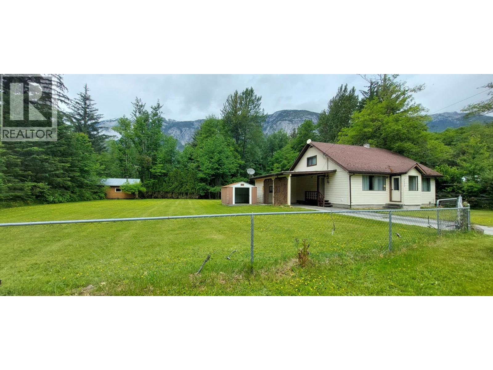 1600 Mackenzie 20 Highway Property Photo 1