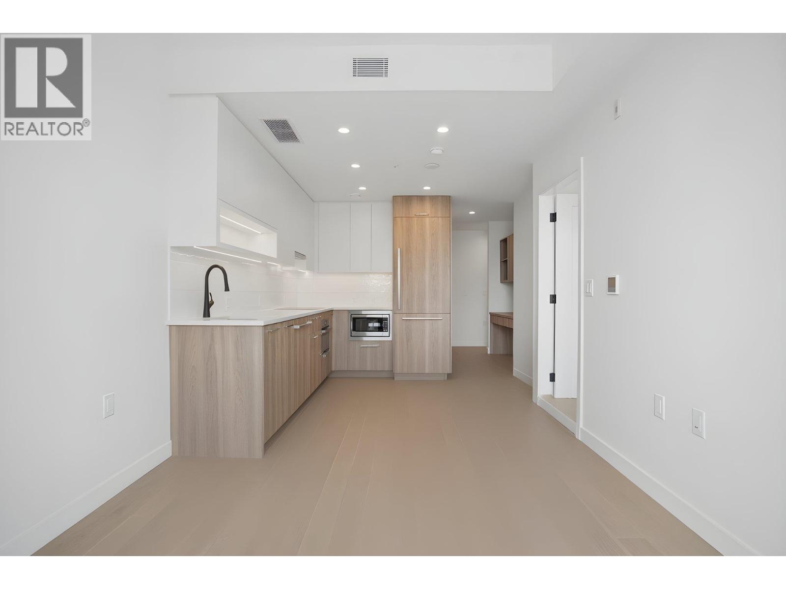 202 8398 Oak Street Property Photo 8