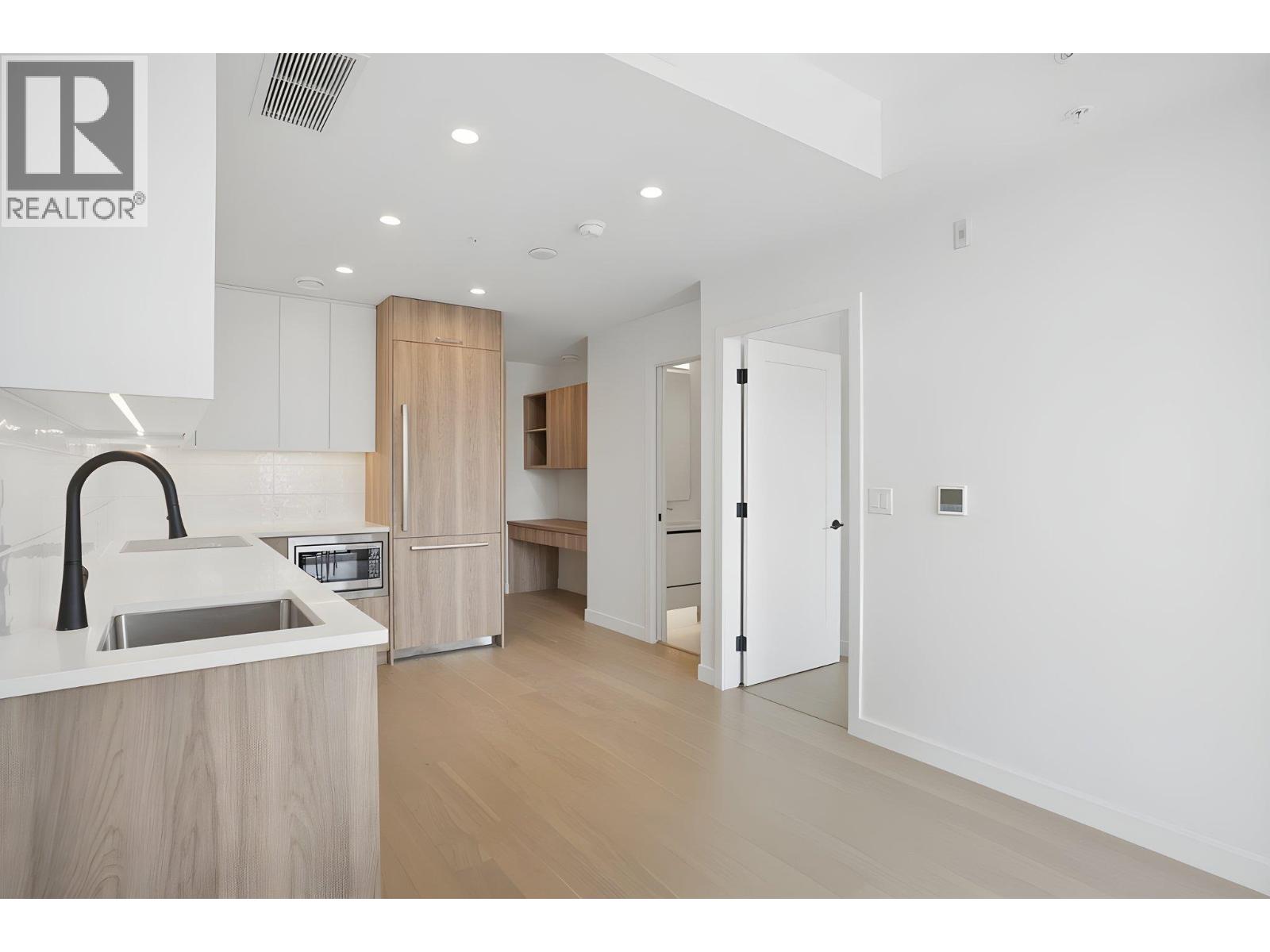 202 8398 Oak Street Property Photo 9