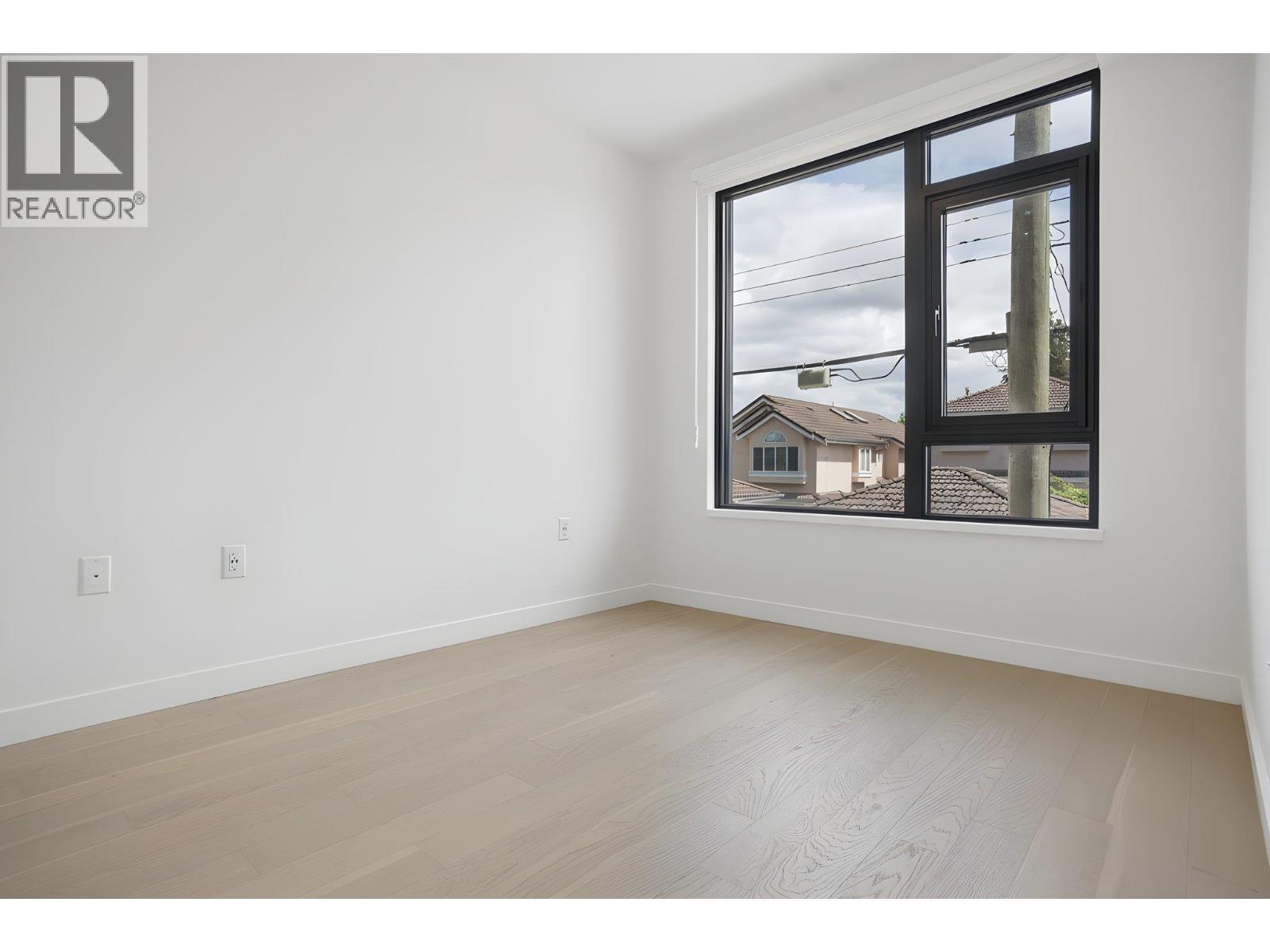 202 8398 Oak Street Property Photo 11