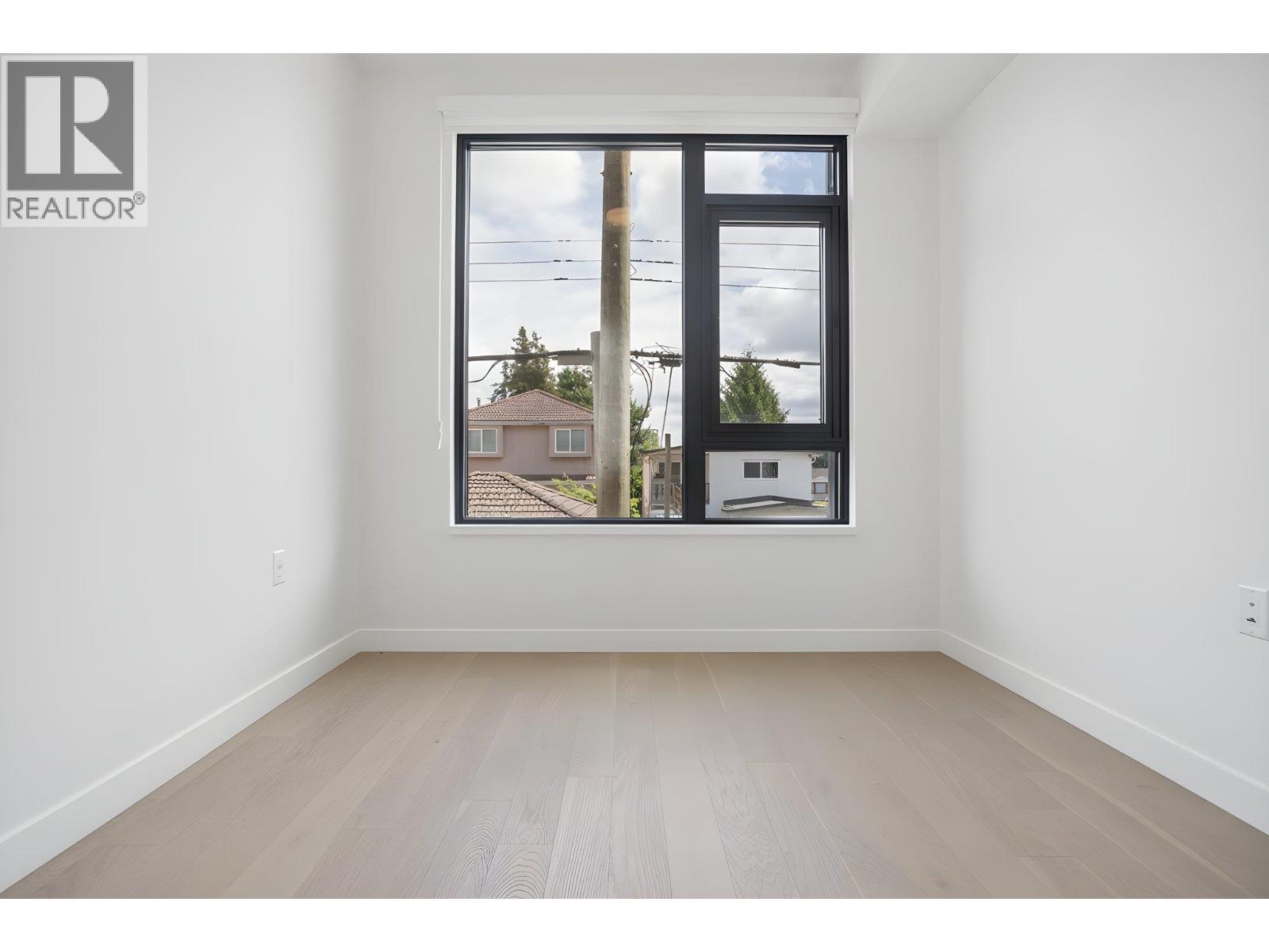 202 8398 Oak Street Property Photo 12