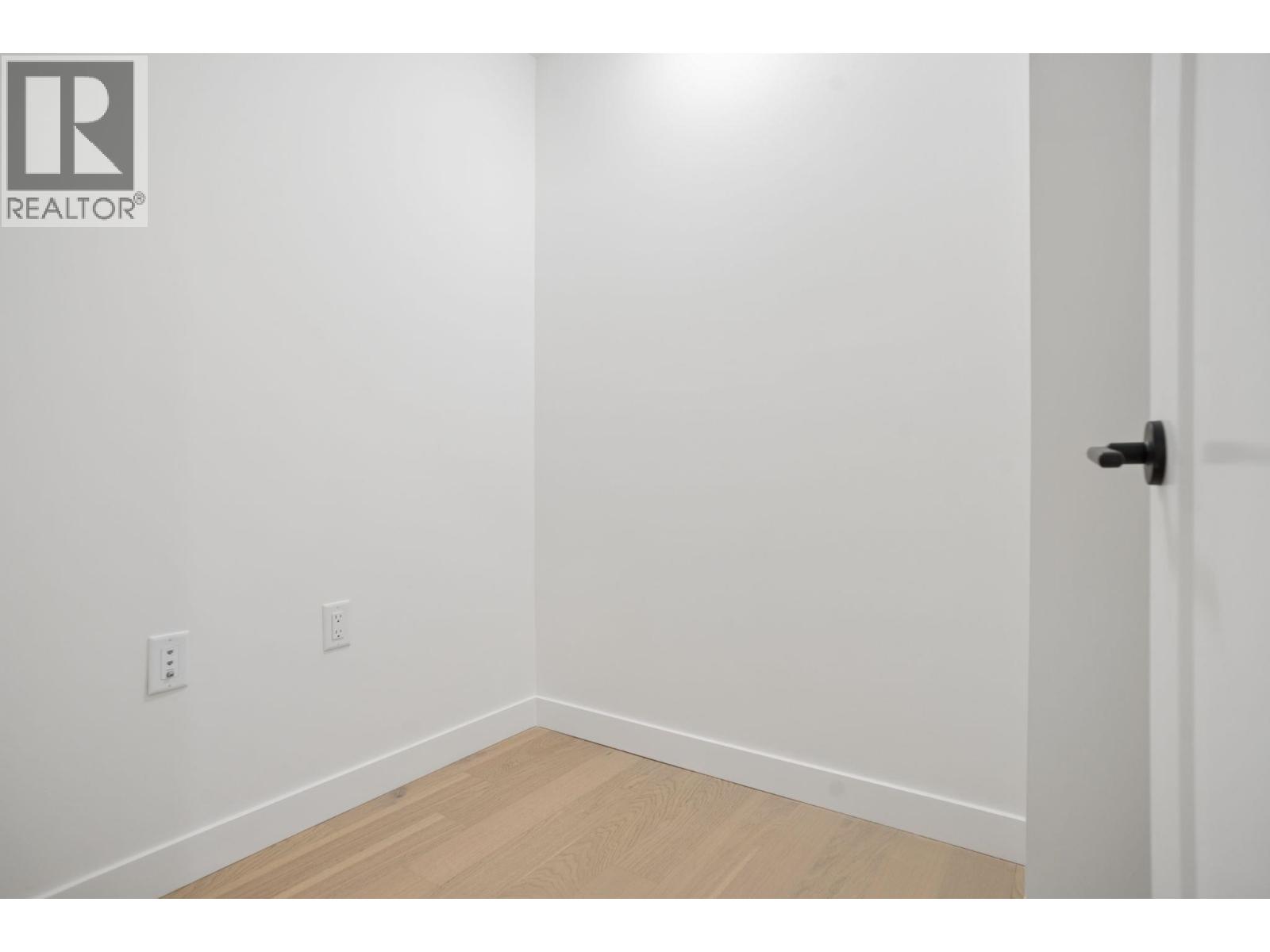 202 8398 Oak Street Property Photo 14