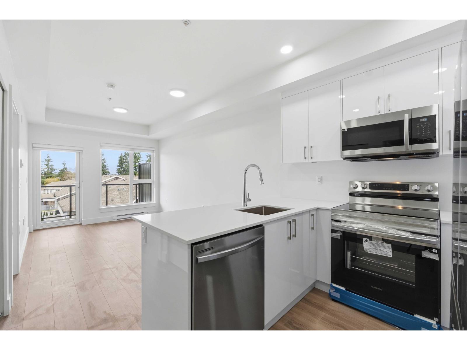 414 15739 Fraser Highway Property Photo 2