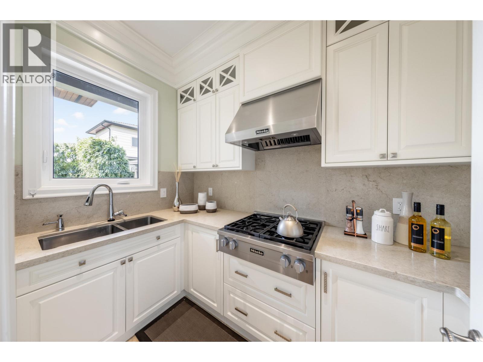 3640 Lamond Avenue Property Photo 14
