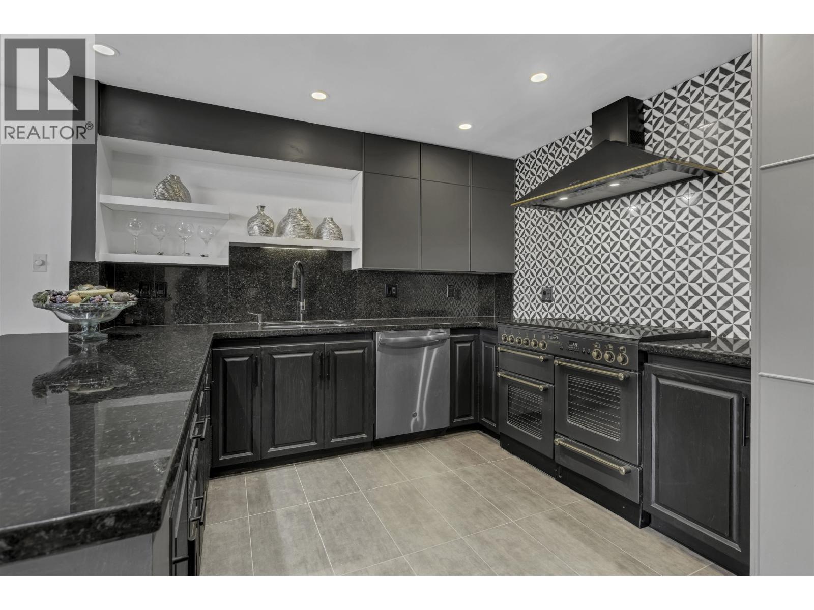 1306 33 Chesterfield Place Property Photo 8