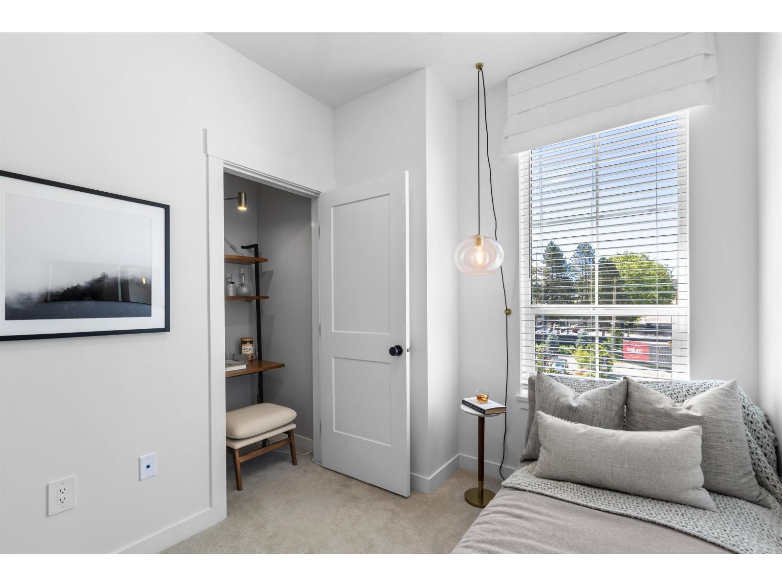 35 2891 Montrose Avenue Property Photo 13