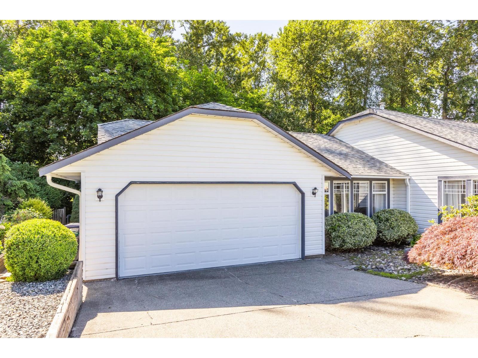6279 171 Street Property Photo 2