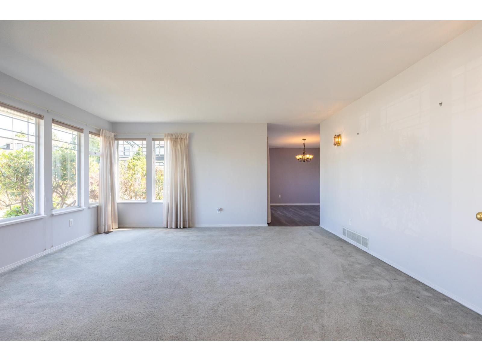 6279 171 Street Property Photo 5
