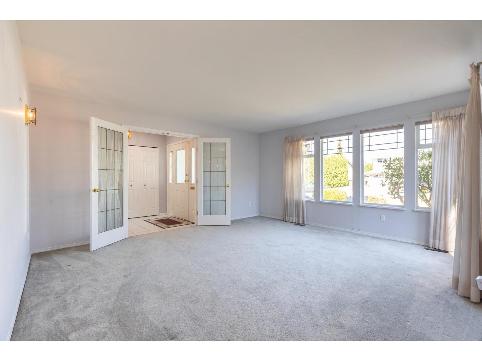 6279 171 Street Property Photo 6
