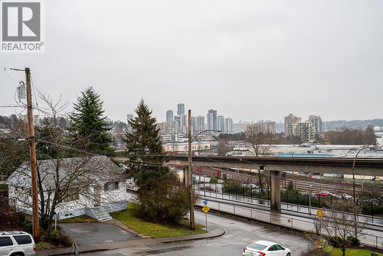 528 Sixteen Street Property Photo 4