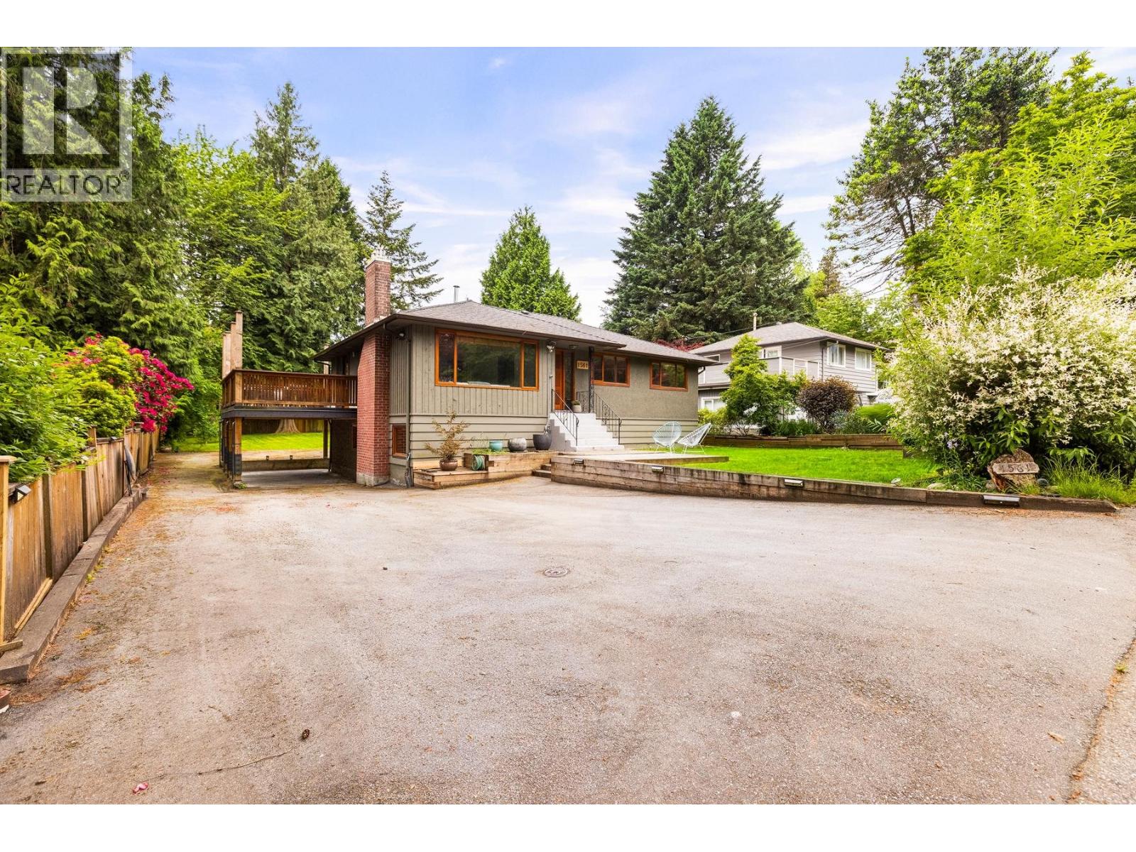 1561 Merlynn Crescent Property Photo 1