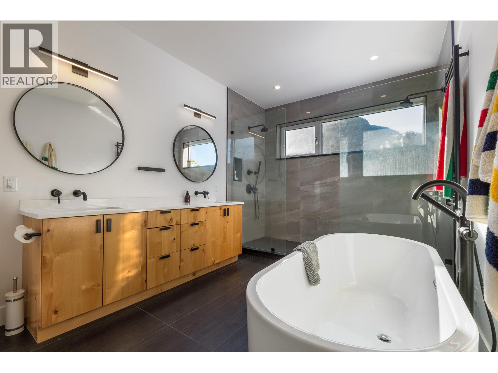 2193 Crumpit Woods Drive Property Photo 4