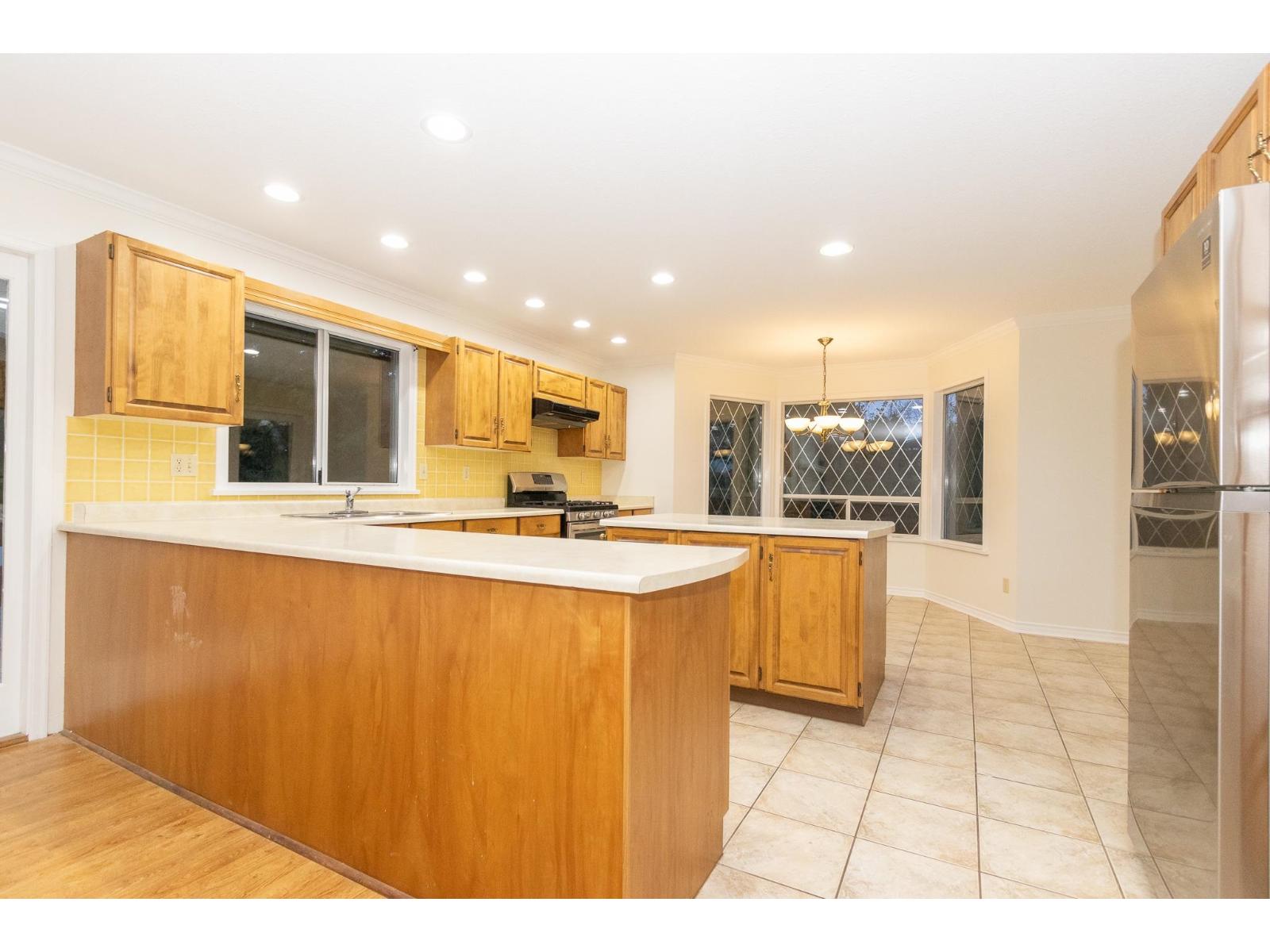 13811 17 Avenue Property Photo 9